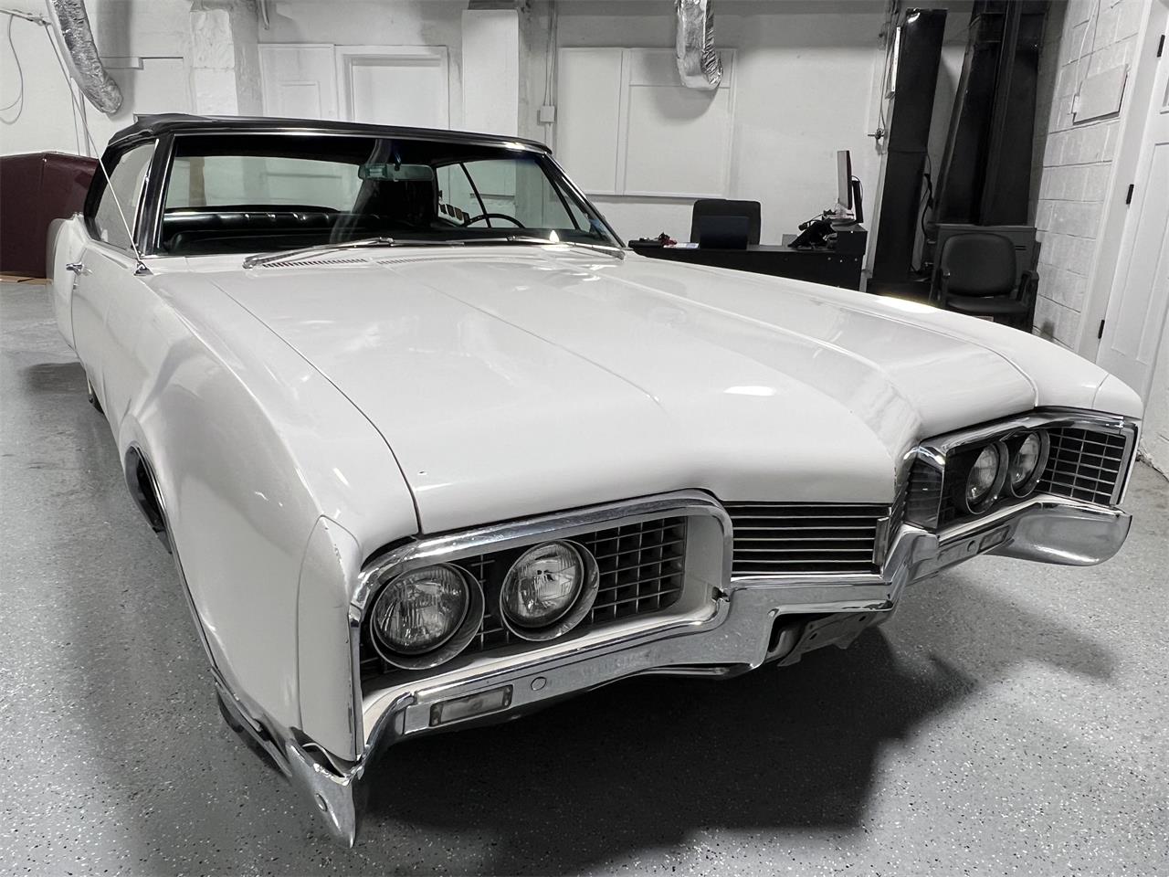 Oldsmobile-98-1967-White-Black-9