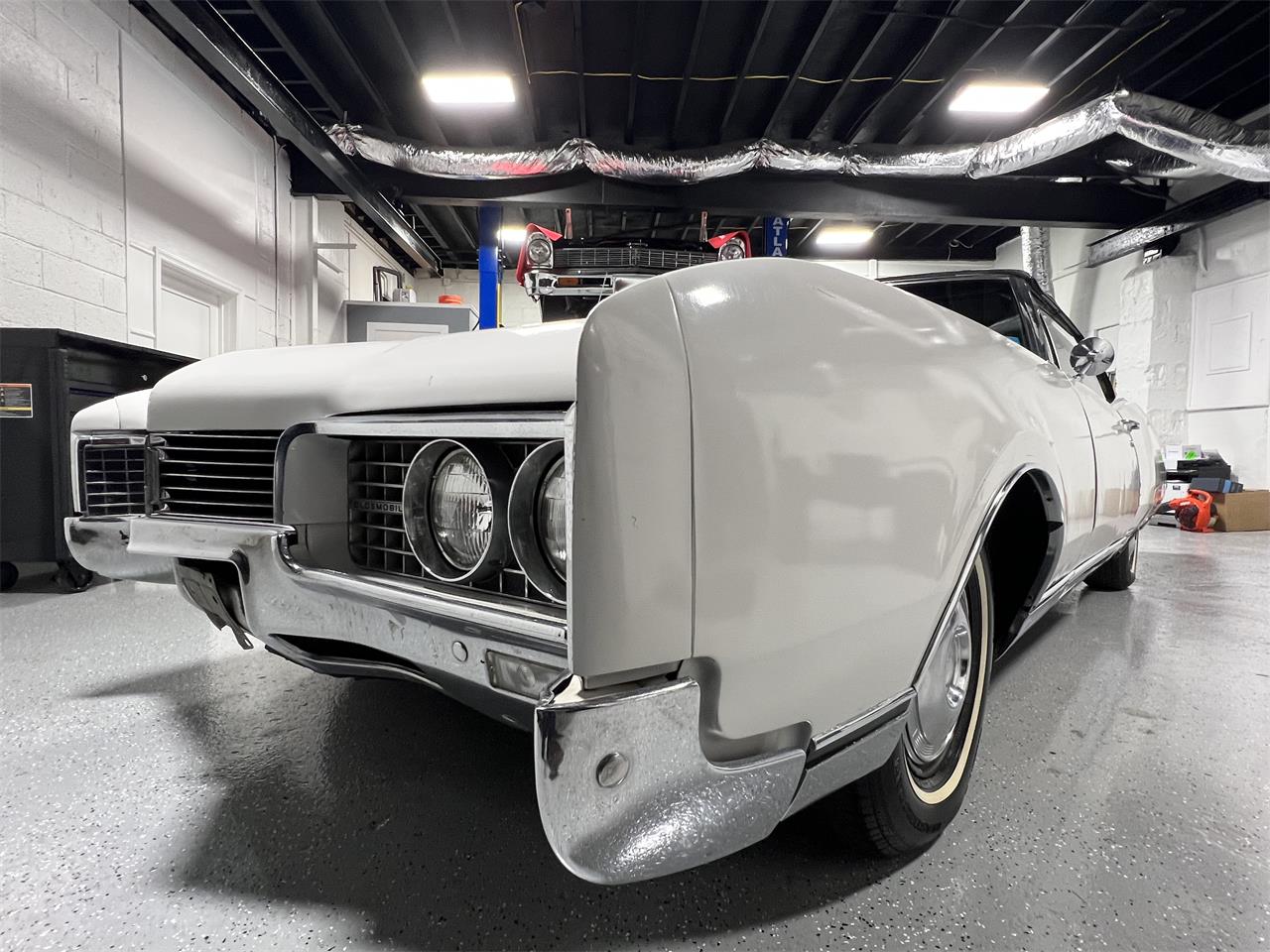 Oldsmobile-98-1967-White-Black