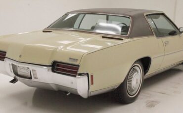 Oldsmobile-Toronado-1972-Covert-Beige-Covert-Gold-1