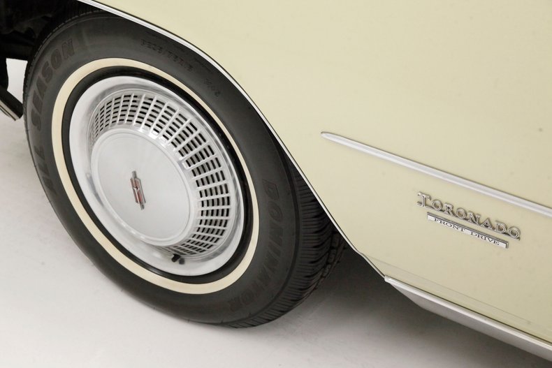 Oldsmobile-Toronado-1972-Covert-Beige-Covert-Gold-10