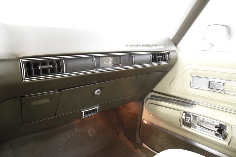 Oldsmobile-Toronado-1972-Covert-Beige-Covert-Gold-13