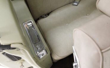 Oldsmobile-Toronado-1972-Covert-Beige-Covert-Gold-19