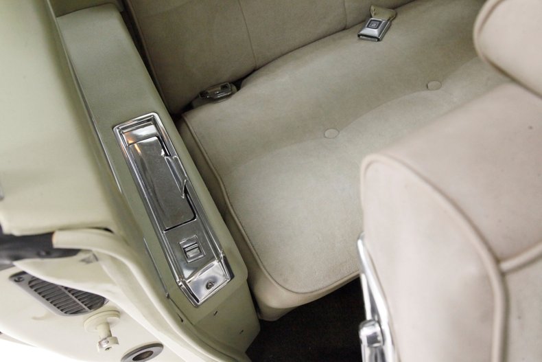 Oldsmobile-Toronado-1972-Covert-Beige-Covert-Gold-19