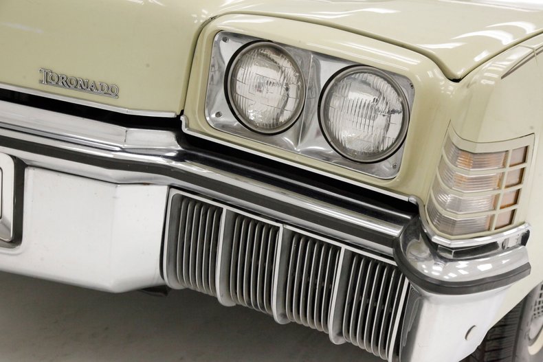 Oldsmobile-Toronado-1972-Covert-Beige-Covert-Gold-28