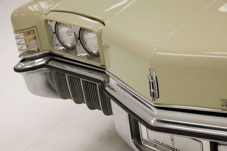 Oldsmobile-Toronado-1972-Covert-Beige-Covert-Gold-29