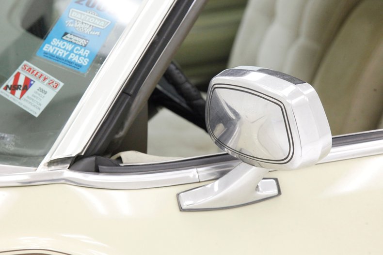 Oldsmobile-Toronado-1972-Covert-Beige-Covert-Gold-31