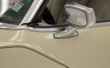 Oldsmobile-Toronado-1972-Covert-Beige-Covert-Gold-32