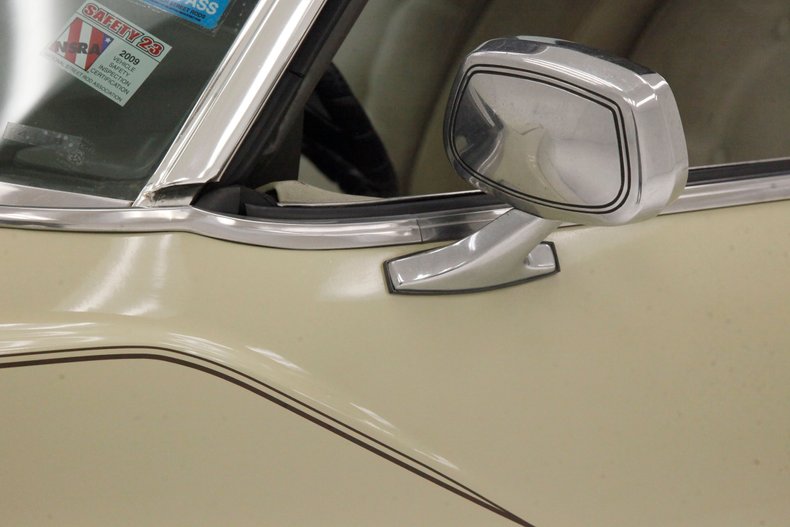 Oldsmobile-Toronado-1972-Covert-Beige-Covert-Gold-32