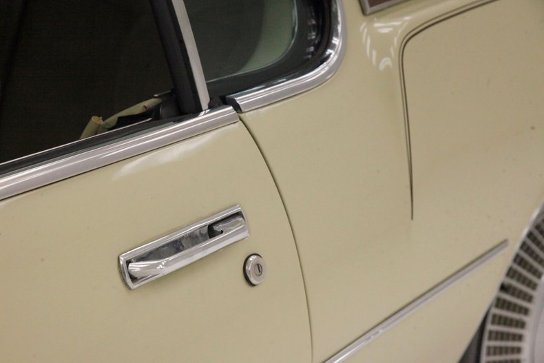 Oldsmobile-Toronado-1972-Covert-Beige-Covert-Gold-33