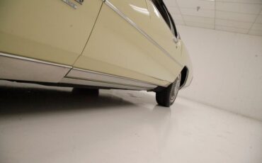 Oldsmobile-Toronado-1972-Covert-Beige-Covert-Gold-34