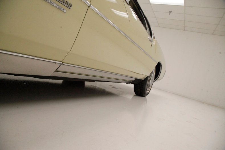 Oldsmobile-Toronado-1972-Covert-Beige-Covert-Gold-34