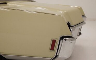 Oldsmobile-Toronado-1972-Covert-Beige-Covert-Gold-35