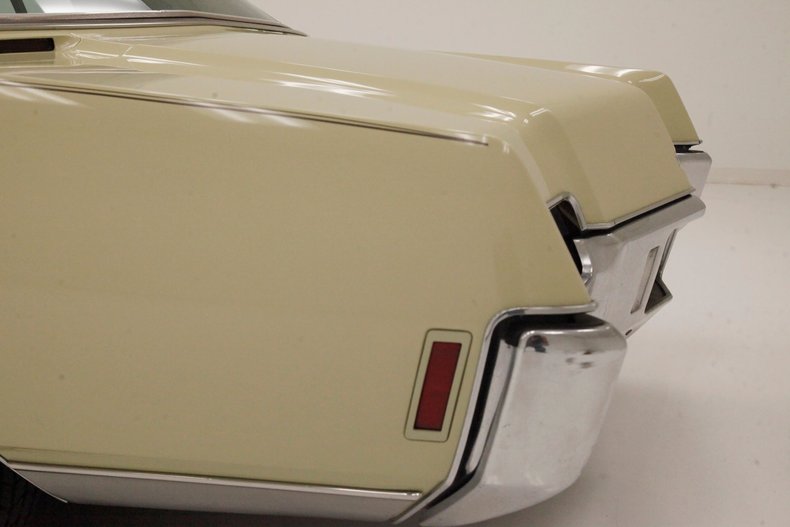 Oldsmobile-Toronado-1972-Covert-Beige-Covert-Gold-35