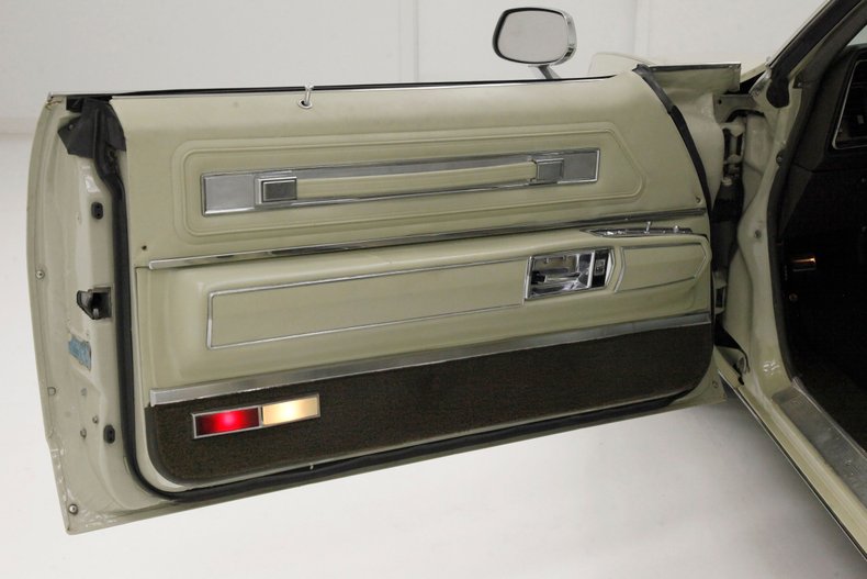 Oldsmobile-Toronado-1972-Covert-Beige-Covert-Gold-39