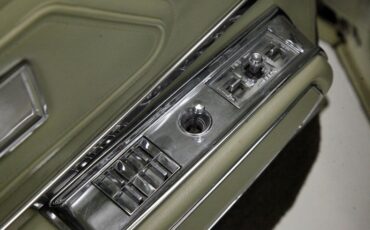 Oldsmobile-Toronado-1972-Covert-Beige-Covert-Gold-40