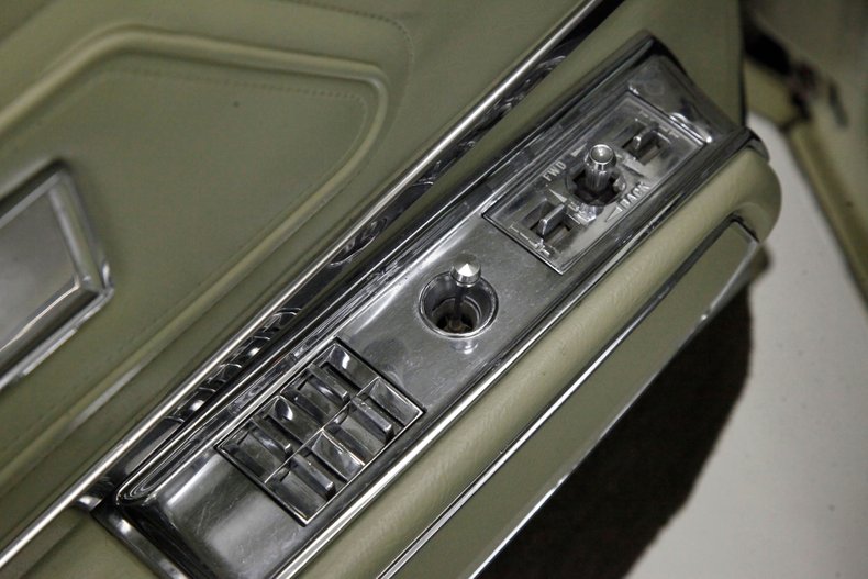 Oldsmobile-Toronado-1972-Covert-Beige-Covert-Gold-40