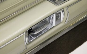 Oldsmobile-Toronado-1972-Covert-Beige-Covert-Gold-41