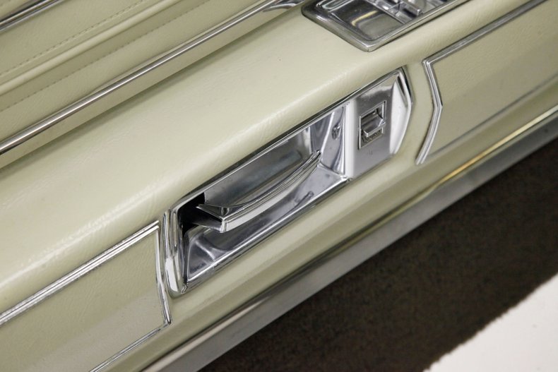 Oldsmobile-Toronado-1972-Covert-Beige-Covert-Gold-41