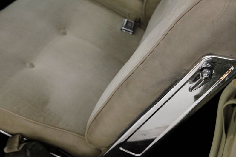 Oldsmobile-Toronado-1972-Covert-Beige-Covert-Gold-42