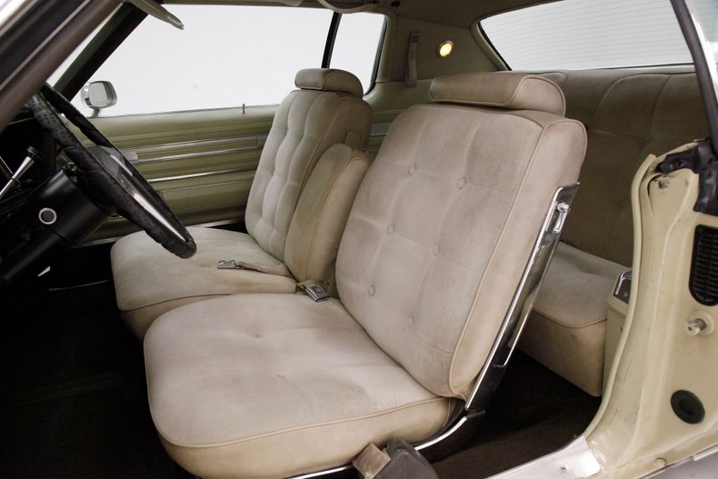 Oldsmobile-Toronado-1972-Covert-Beige-Covert-Gold-43