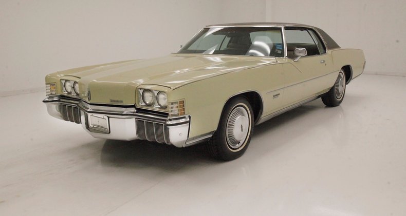 Oldsmobile-Toronado-1972-Covert-Beige-Covert-Gold-46