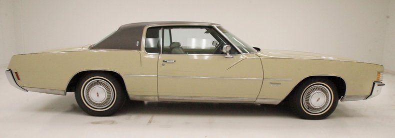 Oldsmobile-Toronado-1972-Covert-Beige-Covert-Gold