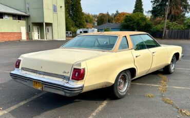 Oldsmobile-delta-88-1976-yellow-1