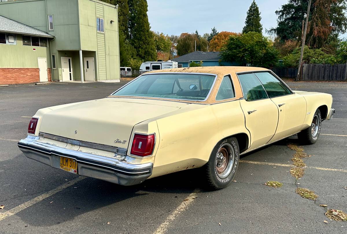 Oldsmobile-delta-88-1976-yellow-1