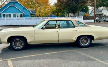 Oldsmobile-delta-88-1976-yellow-2