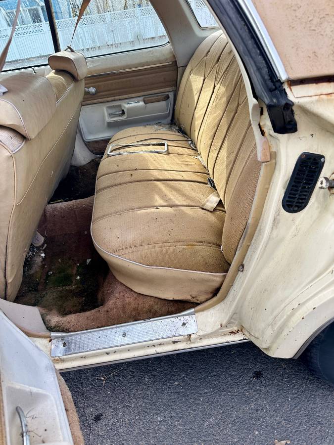 Oldsmobile-delta-88-1976-yellow-7