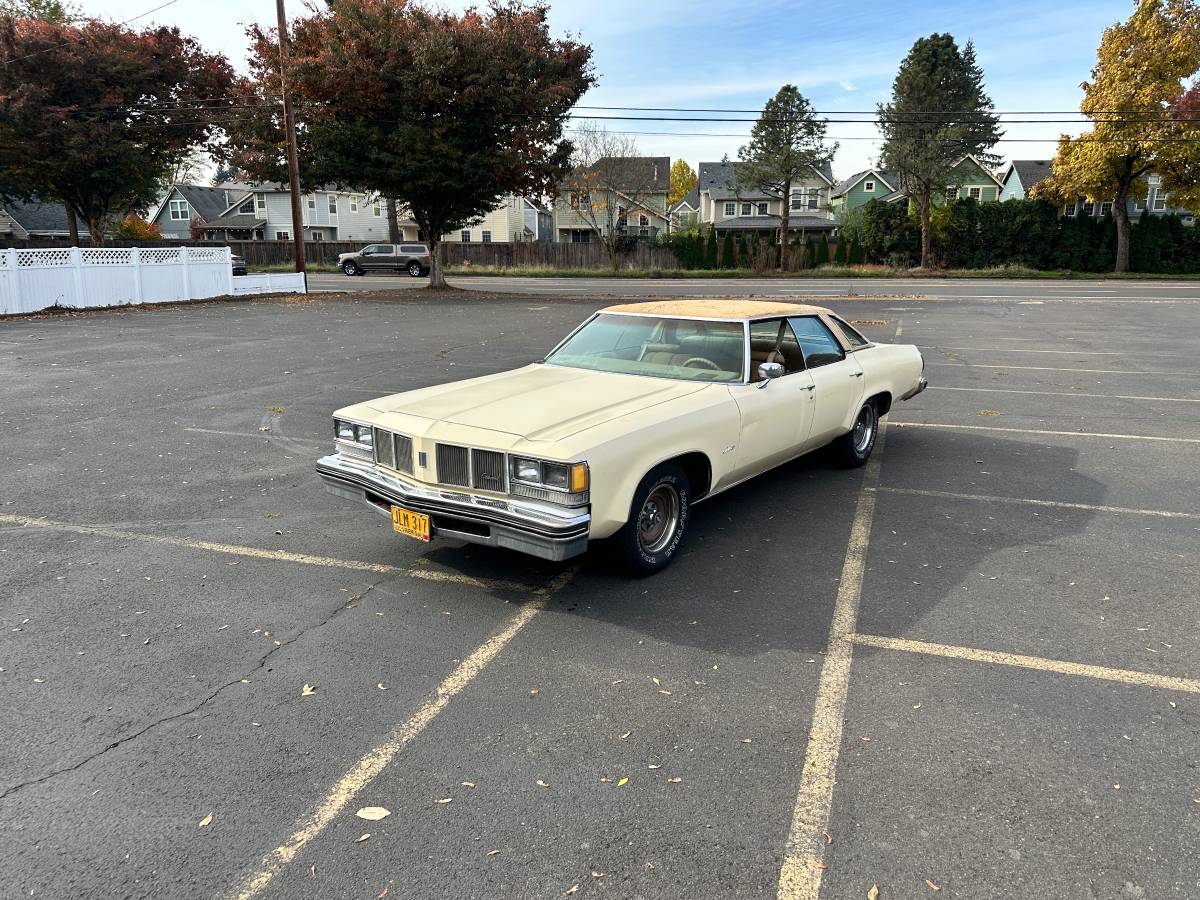 Oldsmobile-delta-88-1976-yellow-9