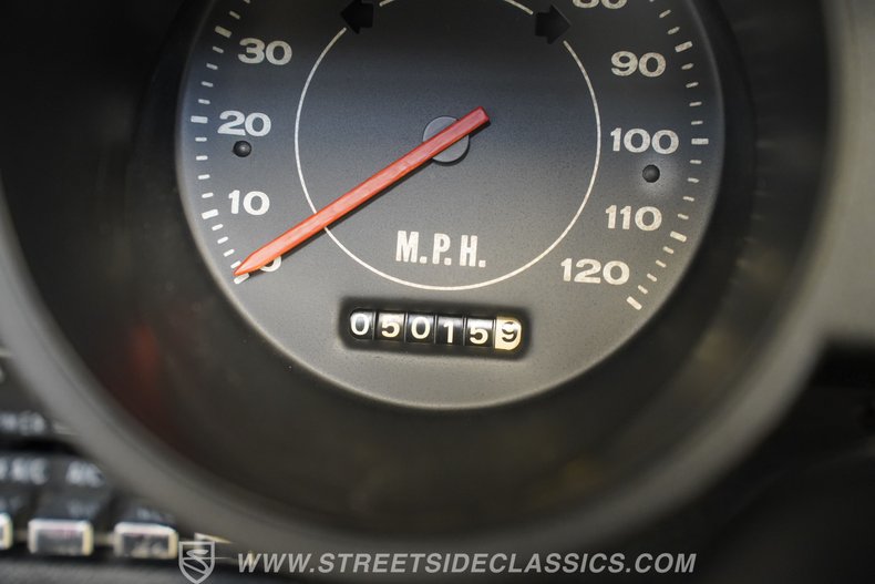 Plymouth-Barracuda-1970-Moulin-Rouge-White-41