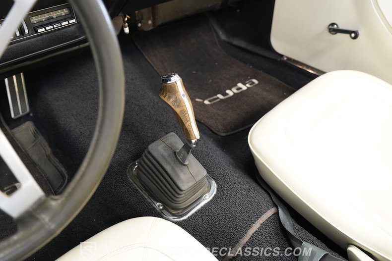 Plymouth-Barracuda-1970-Moulin-Rouge-White-44