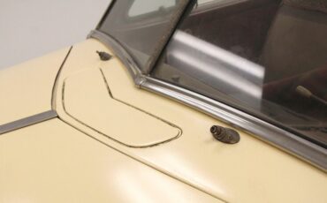 Plymouth-Cranbrook-1951-Yellow-Red-18