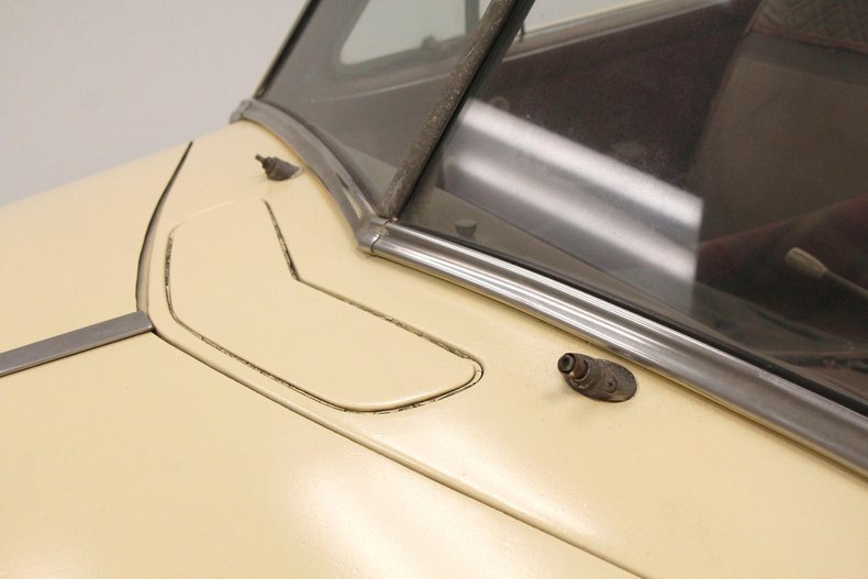 Plymouth-Cranbrook-1951-Yellow-Red-18