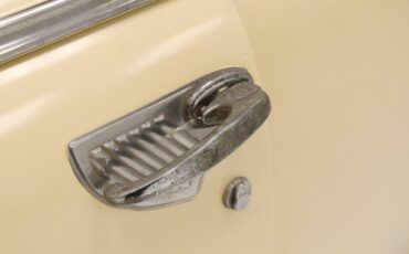 Plymouth-Cranbrook-1951-Yellow-Red-20