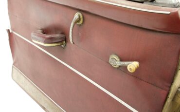 Plymouth-Cranbrook-1951-Yellow-Red-26