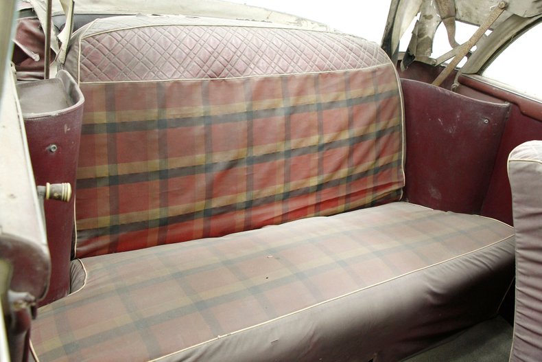 Plymouth-Cranbrook-1951-Yellow-Red-37