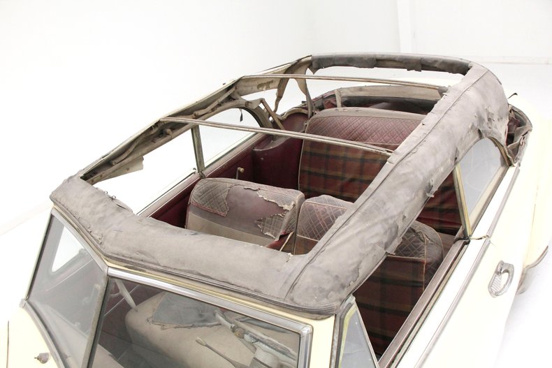 Plymouth-Cranbrook-1951-Yellow-Red-38