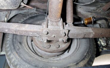 Plymouth-Cranbrook-1951-Yellow-Red-42