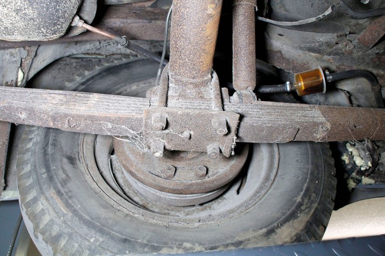 Plymouth-Cranbrook-1951-Yellow-Red-42