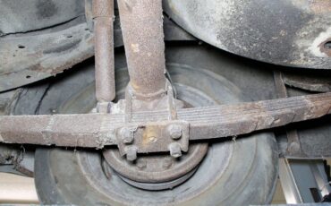 Plymouth-Cranbrook-1951-Yellow-Red-43