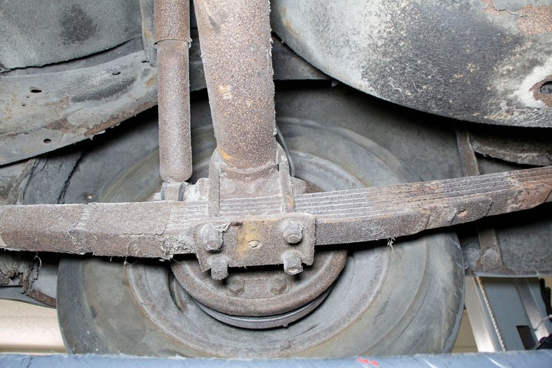 Plymouth-Cranbrook-1951-Yellow-Red-43