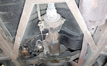 Plymouth-Cranbrook-1951-Yellow-Red-45