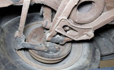 Plymouth-Cranbrook-1951-Yellow-Red-48