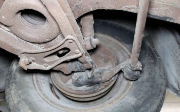 Plymouth-Cranbrook-1951-Yellow-Red-5