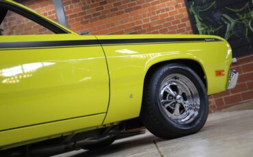Plymouth-Duster-1971-Curious-Yellow-Tan-10