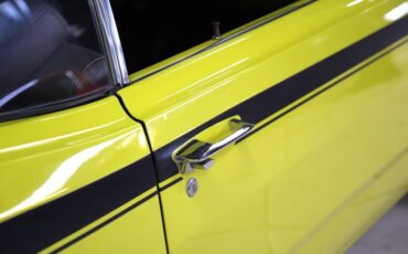 Plymouth-Duster-1971-Curious-Yellow-Tan-3