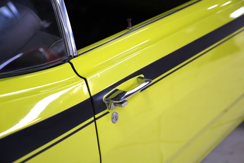 Plymouth-Duster-1971-Curious-Yellow-Tan-3