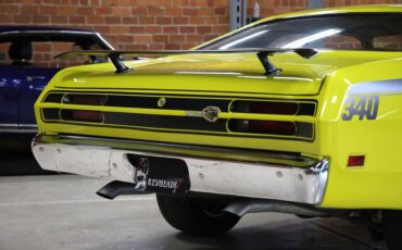 Plymouth-Duster-1971-Curious-Yellow-Tan-40
